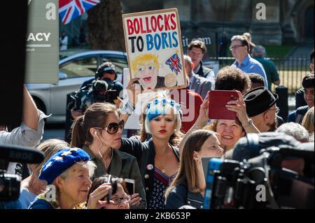 Les manifestants anti-Brexit protestent devant la Cour suprême contre la suspension du Parlement par Boris Johnson le 17 septembre 2019 à Londres, en Angleterre. Aujourd’hui, les juges de la Cour suprême entament une audience de trois jours sur l’affirmation selon laquelle le Premier ministre Boris Johnson aurait agi illégalement en conseillant à la Reine de proroger le Parlement pendant cinq semaines afin d’empêcher les députés de débattre de la crise du Brexit. (Photo de Wiktor Szymanowicz/NurPhoto) Banque D'Images