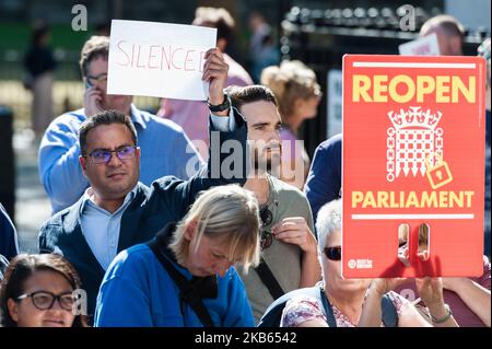 Les manifestants anti-Brexit protestent devant la Cour suprême contre la suspension du Parlement par Boris Johnson le 17 septembre 2019 à Londres, en Angleterre. Aujourd’hui, les juges de la Cour suprême entament une audience de trois jours sur l’affirmation selon laquelle le Premier ministre Boris Johnson aurait agi illégalement en conseillant à la Reine de proroger le Parlement pendant cinq semaines afin d’empêcher les députés de débattre de la crise du Brexit. (Photo de Wiktor Szymanowicz/NurPhoto) Banque D'Images