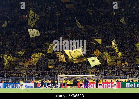 Les joueurs de Dortmund remercient les fans après le match F de l'UEFA Champions League entre Borussia Dortmund et le FC Barcelone au Parc signal Iduna de 17 septembre 2019 à Dortmund, en Allemagne. (Photo de Peter Niedung/NurPhoto) Banque D'Images
