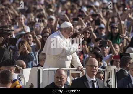 Le pape François arrive pour son audience générale hebdomadaire, sur la place Saint-Pierre, au Vatican, le mercredi 18 septembre 2019. (Photo de Massimo Valicchia/NurPhoto) Banque D'Images