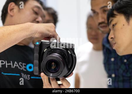 Les participants testent et essaient la caméra XT phase One récemment lancée lors d'un événement de lancement à Kuala Lumpur, en Malaisie, sur 18 septembre 2019. (Photo de Chris Jung/NurPhoto) Banque D'Images