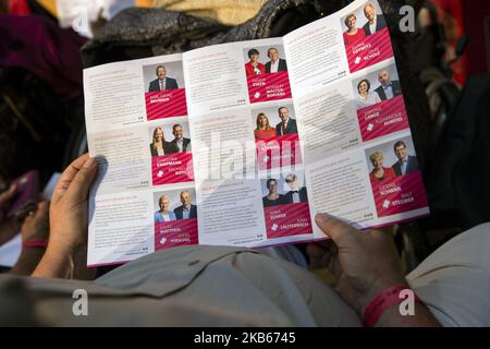 Un membre du parti lit une brochure avec les noms des meilleurs candidats à la direction du Parti social-démocrate allemand (SPD) lors d'un débat au siège du parti Willy-Brandt-Haus à Berlin, en Allemagne, sur 17 septembre 2019. (Photo par Emmanuele Contini/NurPhoto) Banque D'Images