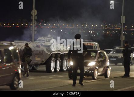 Une voiture blindée vue, lors d'une opération des forces spéciales ukrainiennes pour avoir été mise en détention un homme qui menaçait de faire sauter un pont majeur au-dessus de la rivière Dnipro à Kiev, en Ukraine, le 18 septembre 2019. Des membres de l'équipe spéciale ukrainienne de la capitale ukrainienne ont saisi un homme armé qui menaçait de faire exploser la rivière Dnipro à Kiev. Un inconnu aurait tiré par balle et menacé d'effectuer une explosion d'un pont au-dessus de la rivière Dnipro. La police a l'intention de lancer des poursuites pénales pour "complot d'un acte de terreur". Avant l'arrestation, l'homme jeta une carbine qu'il avait précédemment tirée Banque D'Images