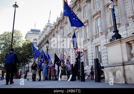 Les militants anti-Brexit manifestent avec des drapeaux de l'UE devant le Cabinet à Whitehall à Londres, en Angleterre, sur 18 septembre 2019. (Photo de David Cliff/NurPhoto) Banque D'Images