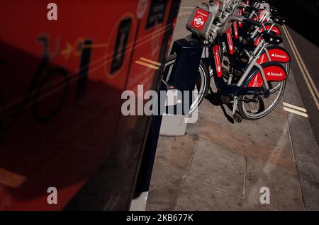 Une rangée de cycles de Santander, plus connu sous le nom de « Boris Bikes », s'assoient sur la rue Little Argyll à Londres, en Angleterre, sur 18 septembre 2019. (Photo de David Cliff/NurPhoto) Banque D'Images