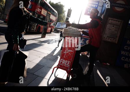 Une femme prend une copie du quotidien London Evening Standard auprès d'un distributeur situé à l'extérieur de la station de métro Marble Arch, sur Oxford Street, Londres, Angleterre, sur 18 septembre 2019. (Photo de David Cliff/NurPhoto) Banque D'Images