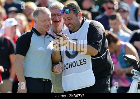 Paul Scholes partage un moment avec son caddie lors du championnat BMW PGA Pro Am au Wentworth Club, Virginia Water, le mercredi 18th septembre 2019. (Photo de Jon Bromley/MI News/NurPhoto) Banque D'Images