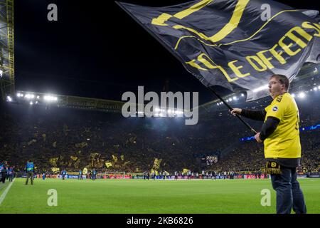 Vue générale à l'intérieur du stade en tant que fans de Dortmund avant le match F de la Ligue des champions de l'UEFA entre Borussia Dortmund et le FC Barcelone au parc signal Iduna sur 17 septembre 2019 à Dortmund, en Allemagne. (Photo de Peter Niedung/NurPhoto) Banque D'Images