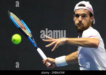 Joao Sousa du Portugal retourne le ballon à Karen Khaschanov de la Russie pendant le match de 16 du tournoi de tennis ATP ouvert de Saint-Pétersbourg à Saint-Pétersbourg, Russie, 19 septembre 2019. (Photo par Igor Russak/NurPhoto) Banque D'Images