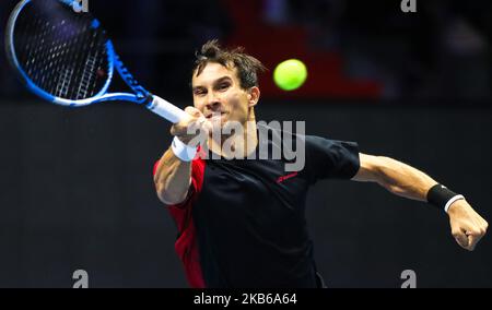 Joao Sousa du Portugal retourne le ballon à Karen Khaschanov de la Russie pendant le match de 16 du tournoi de tennis ATP ouvert de Saint-Pétersbourg à Saint-Pétersbourg, Russie, 19 septembre 2019. (Photo par Igor Russak/NurPhoto) Banque D'Images