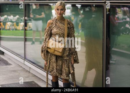 Un invité vu pendant la semaine de la mode de Milan vêtements pour femmes Printemps/été 2020 le 19 septembre 2019 à Milan, Italie (photo par Nataliya Petrova/NurPhoto) Banque D'Images