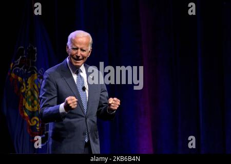 Le président démocrate Joe Biden, le sénateur Bernie Sanders, Amy Klobuchar, le maire de New York Bill DiBlassio et les hommes d'affaires Tom Steyer et Andrew Yang assistent au Sommet présidentiel des travailleurs de l'AFL-CIO du Conseil de Philadelphie, au centre de congrès de Pennsylvanie à Philadelphie, en Pennsylvanie, sur 17 septembre 2019. (Photo de Bastiaan Slabbers/NurPhoto) Banque D'Images