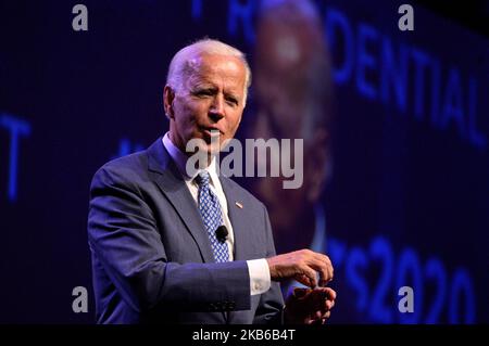 Le président démocrate Joe Biden, le sénateur Bernie Sanders, Amy Klobuchar, le maire de New York Bill DiBlassio et les hommes d'affaires Tom Steyer et Andrew Yang assistent au Sommet présidentiel des travailleurs de l'AFL-CIO du Conseil de Philadelphie, au centre de congrès de Pennsylvanie à Philadelphie, en Pennsylvanie, sur 17 septembre 2019. (Photo de Bastiaan Slabbers/NurPhoto) Banque D'Images