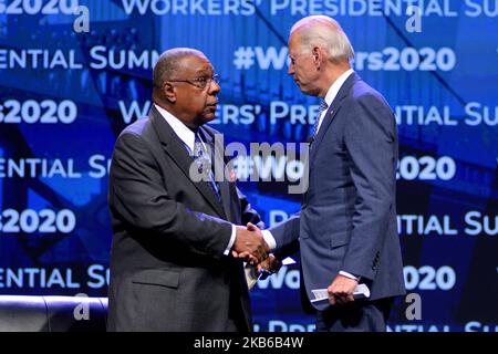 Le président démocrate Joe Biden, le sénateur Bernie Sanders, Amy Klobuchar, le maire de New York Bill DiBlassio et les hommes d'affaires Tom Steyer et Andrew Yang assistent au Sommet présidentiel des travailleurs de l'AFL-CIO du Conseil de Philadelphie, au centre de congrès de Pennsylvanie à Philadelphie, en Pennsylvanie, sur 17 septembre 2019. (Photo de Bastiaan Slabbers/NurPhoto) Banque D'Images