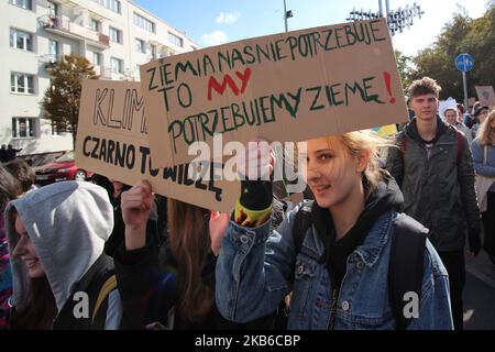 Des jeunes manifestants des écoles de Gdynia sont vus protester à Gdynia, en Pologne le 20 septembre 2019, plus de 1000 jeunes suivent l'appel du mouvement vendredi pour l'avenir à lutter pour plus de protection contre le climat. (Photo de Michal Fludra/NurPhoto) Banque D'Images