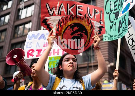 Les jeunes activistes se rassemblent sur la place fédérale au centre-ville de Chicago dans le cadre de la grève climatique sur 20 septembre 2019. Ce mois de mars faisait partie du mouvement de grève mondiale du climat, dirigé par des étudiants, pour sensibiliser les gens au changement climatique et à d'autres préoccupations environnementales. (Photo de Max Herman/NurPhoto) Banque D'Images