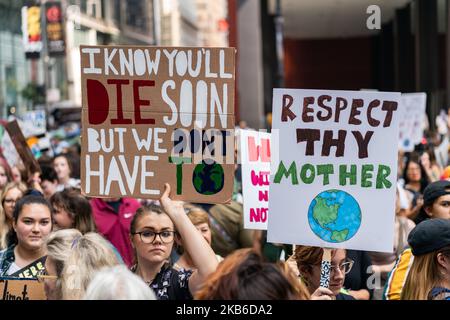 Les jeunes activistes se rassemblent sur la place fédérale au centre-ville de Chicago dans le cadre de la grève climatique sur 20 septembre 2019. Ce mois de mars faisait partie du mouvement de grève mondiale du climat, dirigé par des étudiants, pour sensibiliser les gens au changement climatique et à d'autres préoccupations environnementales. (Photo de Max Herman/NurPhoto) Banque D'Images