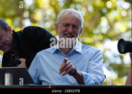 Le chef du Parti travailliste Jeremy Corbyn s'adresse à des milliers de manifestants rassemblés le long de Millbank lors de la grève mondiale du climat le 20 septembre 2019 à Londres, en Angleterre, pour attirer l'attention internationale sur l'urgence climatique et la crise écologique. Des millions de personnes devraient descendre dans la rue dans plus de 4 000 endroits dans plus de 130 pays à travers le monde au cours d'une semaine de mobilisation. (Photo de Wiktor Szymanowicz/NurPhoto) Banque D'Images