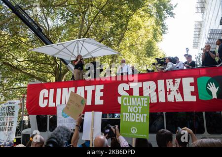Le chef du Parti travailliste Jeremy Corbyn s'adresse à des milliers de manifestants rassemblés le long de Millbank lors de la grève mondiale du climat le 20 septembre 2019 à Londres, en Angleterre, pour attirer l'attention internationale sur l'urgence climatique et la crise écologique. Des millions de personnes devraient descendre dans la rue dans plus de 4 000 endroits dans plus de 130 pays à travers le monde au cours d'une semaine de mobilisation. (Photo de Wiktor Szymanowicz/NurPhoto) Banque D'Images