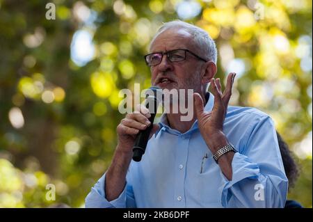 Le chef du Parti travailliste Jeremy Corbyn s'adresse à des milliers de manifestants rassemblés le long de Millbank lors de la grève mondiale du climat le 20 septembre 2019 à Londres, en Angleterre, pour attirer l'attention internationale sur l'urgence climatique et la crise écologique. Des millions de personnes devraient descendre dans la rue dans plus de 4 000 endroits dans plus de 130 pays à travers le monde au cours d'une semaine de mobilisation. (Photo de Wiktor Szymanowicz/NurPhoto) Banque D'Images