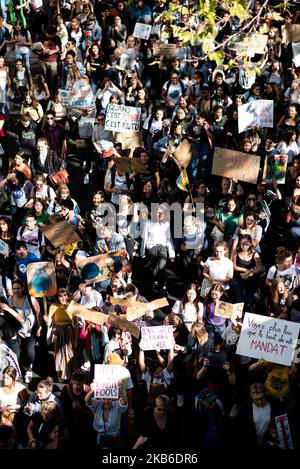Vue de dessus de la procession de jeunes manifestants qui brandient des panneaux pour l'urgence climatique sur lesquels des slogans tels que « quand il est fondu, il est terminé » ou « plus loin que la fin de votre mandat » peuvent être lus, ce vendredi, 20 septembre, 2019 à Paris dans le cadre de la journée mondiale de grève pour le climat et le mouvement initié par Greta Thunberg "le vendredi de l'avenir" et organisé par le mouvement Jeunesse pour le climat. A Paris, environ 9400 jeunes se sont rassemblés sur la place de la Nation pour se rendre dans le jardin de Bercy avec de nombreux signes et slogans rappelant aux gouvernements l'urgence climatique et dénonçant Banque D'Images