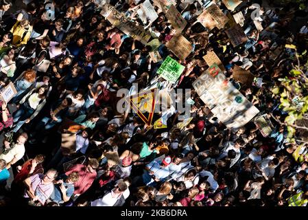 Une vue de dessus de la procession de jeunes manifestants tenant des panneaux pour l'urgence climatique sur laquelle des slogans tels que 'la plante flèche, moi aussi' ou 'Top niant, la terre est en train de mourir' peuvent être lus, ce vendredi, 20 septembre, 2019 à Paris dans le cadre de la journée mondiale de grève pour le climat et le mouvement initié par Greta Thunberg "le vendredi de l'avenir" et organisé par le mouvement Jeunesse pour le climat. A Paris, environ 9400 jeunes se sont rassemblés sur la place de la Nation pour se rendre dans le jardin de Bercy avec de nombreux signes et slogans rappelant aux gouvernements l'urgence climatique et dénonçant leur situation Banque D'Images