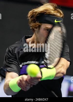 Andrey Rublev de Russie retourne le ballon à Daniil Medvedev de Russie lors de leur ATP Saint-Pétersbourg 2019 quart de finale de match sur 21 septembre 2019 à Saint-Pétersbourg, Russie. (Photo de Mike Kireev/NurPhoto) Banque D'Images