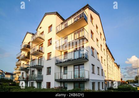 Nouvelle serrure moderne des appartements et appartements de la propriété est vue pendant le lever du soleil à Gdansk, Pologne, le 20 septembre 2019 (photo par Michal Fludra/NurPhoto) Banque D'Images