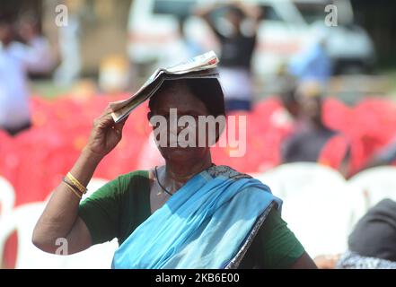 Une femme indienne victime d'une inondation attend que le ministre en chef de l'État de l'Uttar pradesh Yogi Adityanath obmette une trousse de secours alimentaire dans un camp de secours d'inondation à Allahabad, sur 20 septembre , 2019 . (Photo de Ritesh Shukla/NurPhoto) Banque D'Images