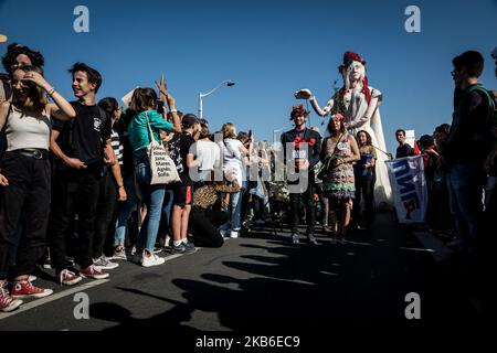 Près de deux mille personnes ont manifesté pour défendre le climat à Lyon, en France, le 20 septembre 2019, à l'occasion d'une journée internationale de mobilisation à l'appel de Greta Thunberg et du mouvement Jeunesse pour le climat. (Photo de Nicolas Liponne/NurPhoto) Banque D'Images