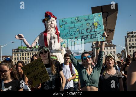 Près de deux mille personnes ont manifesté pour défendre le climat à Lyon, en France, le 20 septembre 2019, à l'occasion d'une journée internationale de mobilisation à l'appel de Greta Thunberg et du mouvement Jeunesse pour le climat. (Photo de Nicolas Liponne/NurPhoto) Banque D'Images