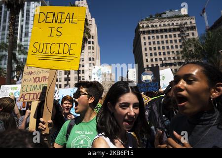 Les manifestants défilent et tiennent des pancartes lors de la manifestation de la grève mondiale du climat à Los Angeles, en Californie, sur 20 septembre 2019. Des gens du monde entier participent à des manifestations contre le changement climatique et le réchauffement climatique avant le Sommet des Nations Unies sur le climat qui se tiendra à New York. (Photo de Ronen Tivony/NurPhoto) Banque D'Images
