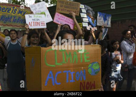 Les étudiants et les activistes tiennent des pancartes lorsqu'ils participent à un rassemblement de grève mondiale contre le climat organisé par les « vendredis for future » à New Delhi, en Inde, sur 20 septembre 2019. (Photo par Indraneel Chowdhury/NurPhoto) Banque D'Images