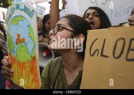 Les étudiants et les activistes tiennent des pancartes lorsqu'ils participent à un rassemblement de grève mondiale contre le climat organisé par les « vendredis for future » à New Delhi, en Inde, sur 20 septembre 2019. (Photo par Indraneel Chowdhury/NurPhoto) Banque D'Images