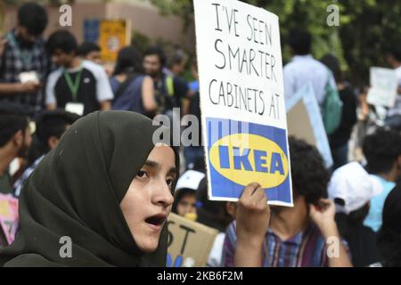 Les étudiants et les activistes tiennent des pancartes lorsqu'ils participent à un rassemblement de grève mondiale contre le climat organisé par les « vendredis for future » à New Delhi, en Inde, sur 20 septembre 2019. (Photo par Indraneel Chowdhury/NurPhoto) Banque D'Images