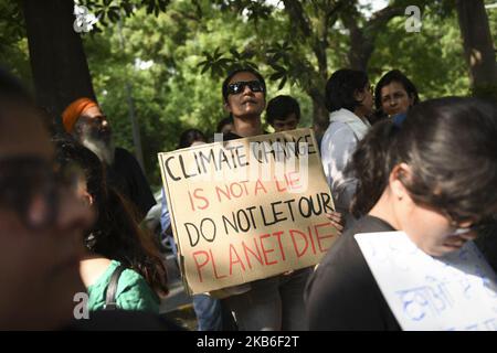 Les étudiants et les activistes tiennent des pancartes lorsqu'ils participent à un rassemblement de grève mondiale contre le climat organisé par les « vendredis for future » à New Delhi, en Inde, sur 20 septembre 2019. (Photo par Indraneel Chowdhury/NurPhoto) Banque D'Images
