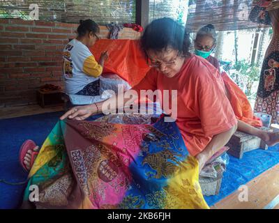 Femme batik artistes créant divers dessins avec un outil de stylo appelé un canting dans le cadre du processus de fabrication de batik indonésien à Bantul, Yogyakarta, Indonésie sur 21 septembre 2019. Le batik est un tissu qui est traditionnellement fait à l'aide d'une technique générique de teinture anticire. (Photo de Rizqullah Hamiid/NurPhoto) Banque D'Images