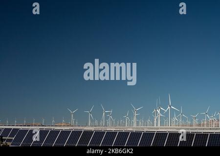 Fermes solaires et parcs éoliens dans le désert en dehors de Mojave, Californie. Banque D'Images