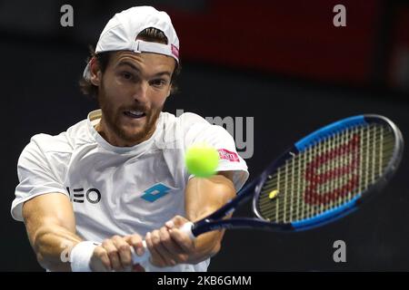 Joao Sousa, du Portugal, retourne le ballon à Borna Coric, de Croatie, lors de la demi-finale du tournoi de tennis de l'ATP ouvert de Saint-Pétersbourg à Saint-Pétersbourg, en Russie, le 21 septembre 2019. (Photo par Igor Russak/NurPhoto) Banque D'Images