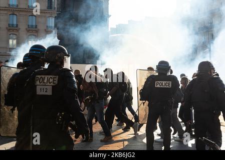 Les manifestants fuient le gaz lacrymogène tiré par la police pour disperser une tentative de manifestation sur l'esplanade de la gare Saint-Lazare samedi, 21 septembre 2019, pour l'acte 45 des Glets Jaunes, qui a organisé une journée importante de mobilisation nationale à Paris dans le but de récupérer les champs-Elysées. Après avoir essayé en vain toute la matinée de se réunir dans le centre de Paris, chaque fois dispersés par la police, les Vêtes jaunes et le Bloc noir se sont joints à la marche pour le climat organisée par les organisations environnementales. Rapidement, des affrontements entre le Bloc noir et la police ont éclaté le long de la route du rp Banque D'Images