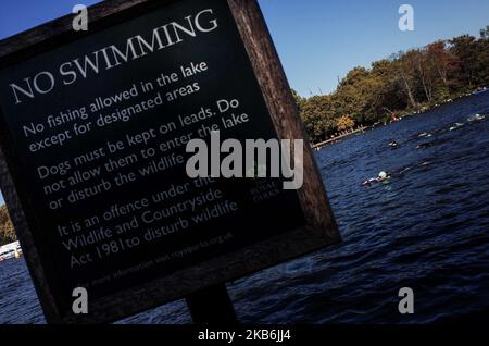 Les concurrents nagent devant un panneau « pas de natation » lors de l'événement caritatif Swim Serpentine à Hyde Park à Londres, Angleterre, sur 21 septembre 2019. (Photo de David Cliff/NurPhoto) Banque D'Images