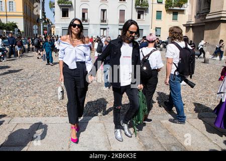 Invité vu à l'extérieur du spectacle Etro pendant la semaine de la mode de Milan Printemps/été 2020 sur 20 septembre 2019 à Milan, Italie. (Photo par Mairo Cinquetti/NurPhoto) Banque D'Images