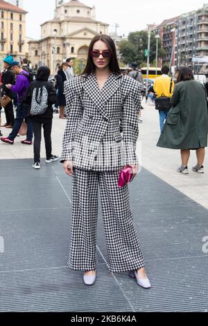 Invité vu à l'extérieur du spectacle Sportmax pendant la semaine de la mode de Milan Printemps/été 2020 sur 20 septembre 2019 à Milan, Italie. (Photo par Mairo Cinquetti/NurPhoto) Banque D'Images