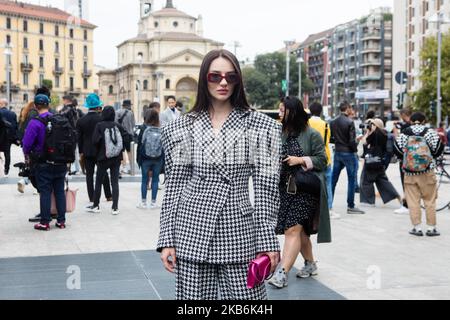 Invité vu à l'extérieur du spectacle Sportmax pendant la semaine de la mode de Milan Printemps/été 2020 sur 20 septembre 2019 à Milan, Italie. (Photo par Mairo Cinquetti/NurPhoto) Banque D'Images