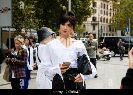 Invité vu à l'extérieur du spectacle Sportmax pendant la semaine de la mode de Milan Printemps/été 2020 sur 20 septembre 2019 à Milan, Italie. (Photo par Mairo Cinquetti/NurPhoto) Banque D'Images