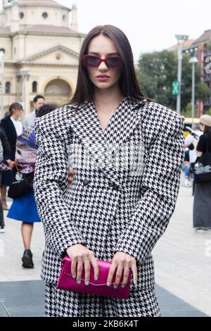 Invité vu à l'extérieur du spectacle Sportmax pendant la semaine de la mode de Milan Printemps/été 2020 sur 20 septembre 2019 à Milan, Italie. (Photo par Mairo Cinquetti/NurPhoto) Banque D'Images