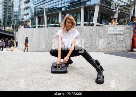 Invité vu à l'extérieur du spectacle Sportmax pendant la semaine de la mode de Milan Printemps/été 2020 sur 20 septembre 2019 à Milan, Italie. (Photo par Mairo Cinquetti/NurPhoto) Banque D'Images