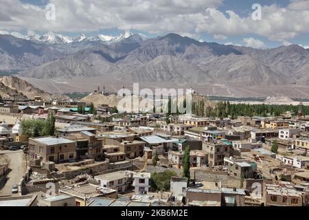 Vue sur une section de la ville de Leh située dans la vallée de l'Indus à Ladakh, Jammu et Cachemire, Inde, sur 07 juillet 2014. Leh est à une altitude de 3 524 mètres (11 562 pieds), et a été une étape importante sur les routes commerciales le long de la vallée de l'Indus entre l'Inde et la Chine pendant des siècles. (Photo de Creative Touch Imaging Ltd./NurPhoto) Banque D'Images