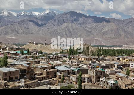 Vue sur une section de la ville de Leh située dans la vallée de l'Indus à Ladakh, Jammu et Cachemire, Inde, sur 07 juillet 2014. Leh est à une altitude de 3 524 mètres (11 562 pieds), et a été une étape importante sur les routes commerciales le long de la vallée de l'Indus entre l'Inde et la Chine pendant des siècles. (Photo de Creative Touch Imaging Ltd./NurPhoto) Banque D'Images