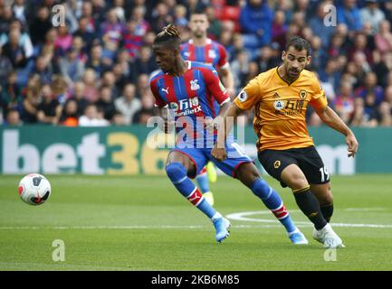 L-R Crystal Palace's Wilfried Zaha et Wolverhampton Wanderers' Jonny lors de la première ligue anglaise entre Crystal Palace et Wolverhampton Wanderers au Selhurst Park Stadium , Londres, Angleterre le 22 septembre 2019 (photo par action Foto Sport/NurPhoto) Banque D'Images